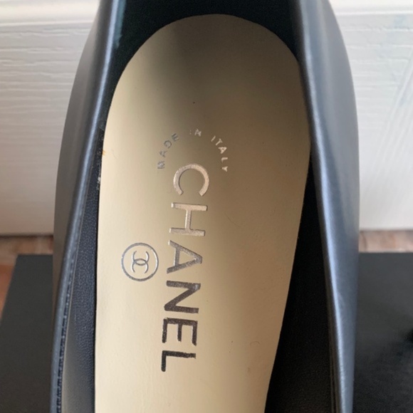 Chanel 2-Tone Leather Pumps - Picture 9 of 14